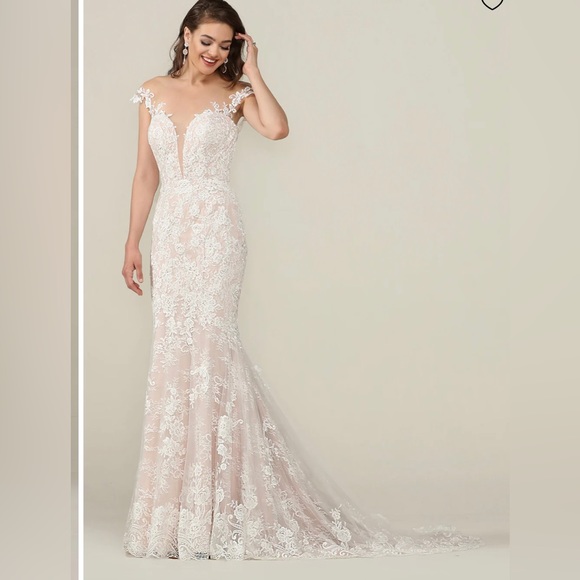 Brand new wedding dress with tags never altered in any way / only tried on . - Picture 3 of 3